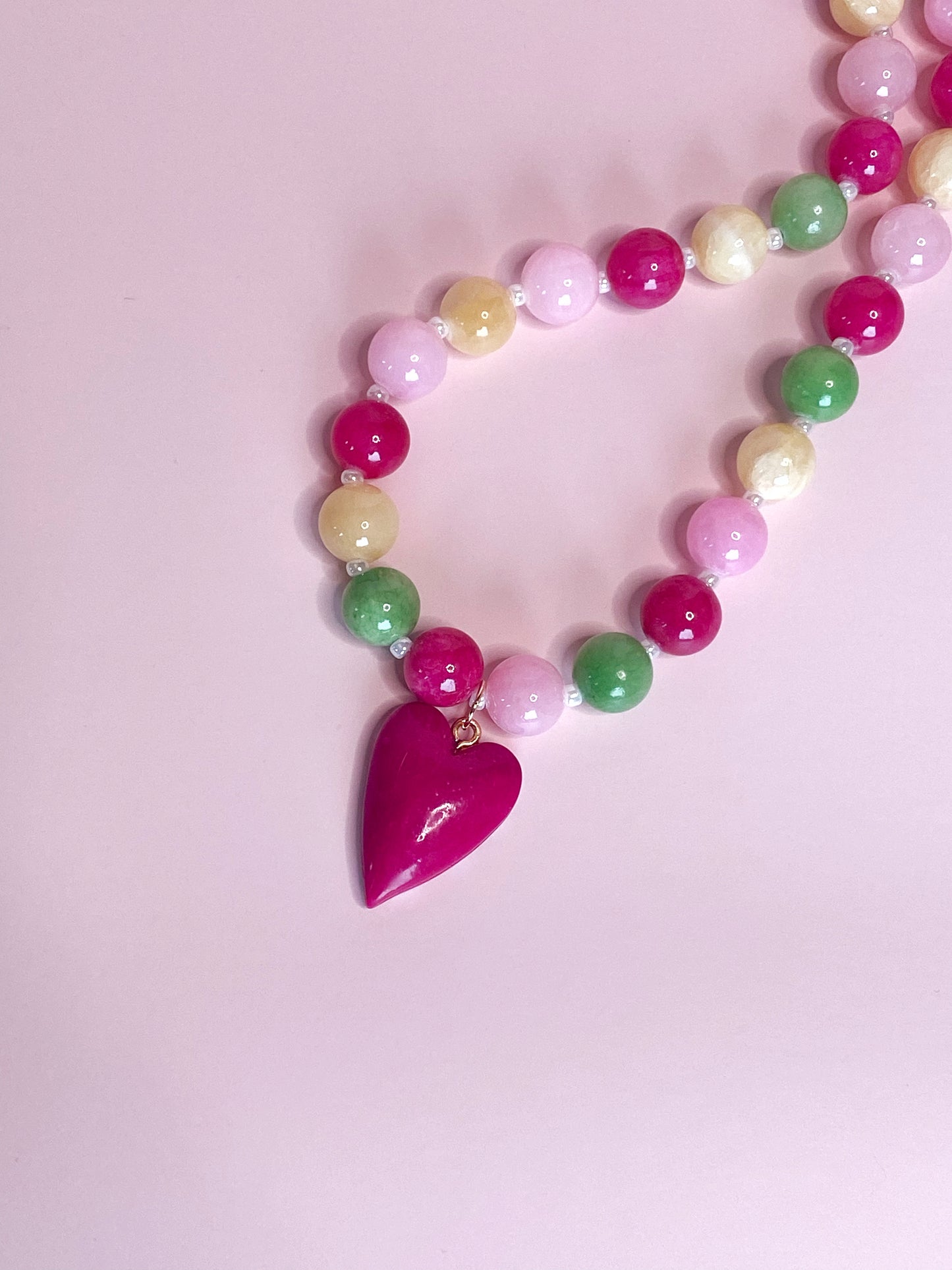 Flerfarget jadekjede med anheng