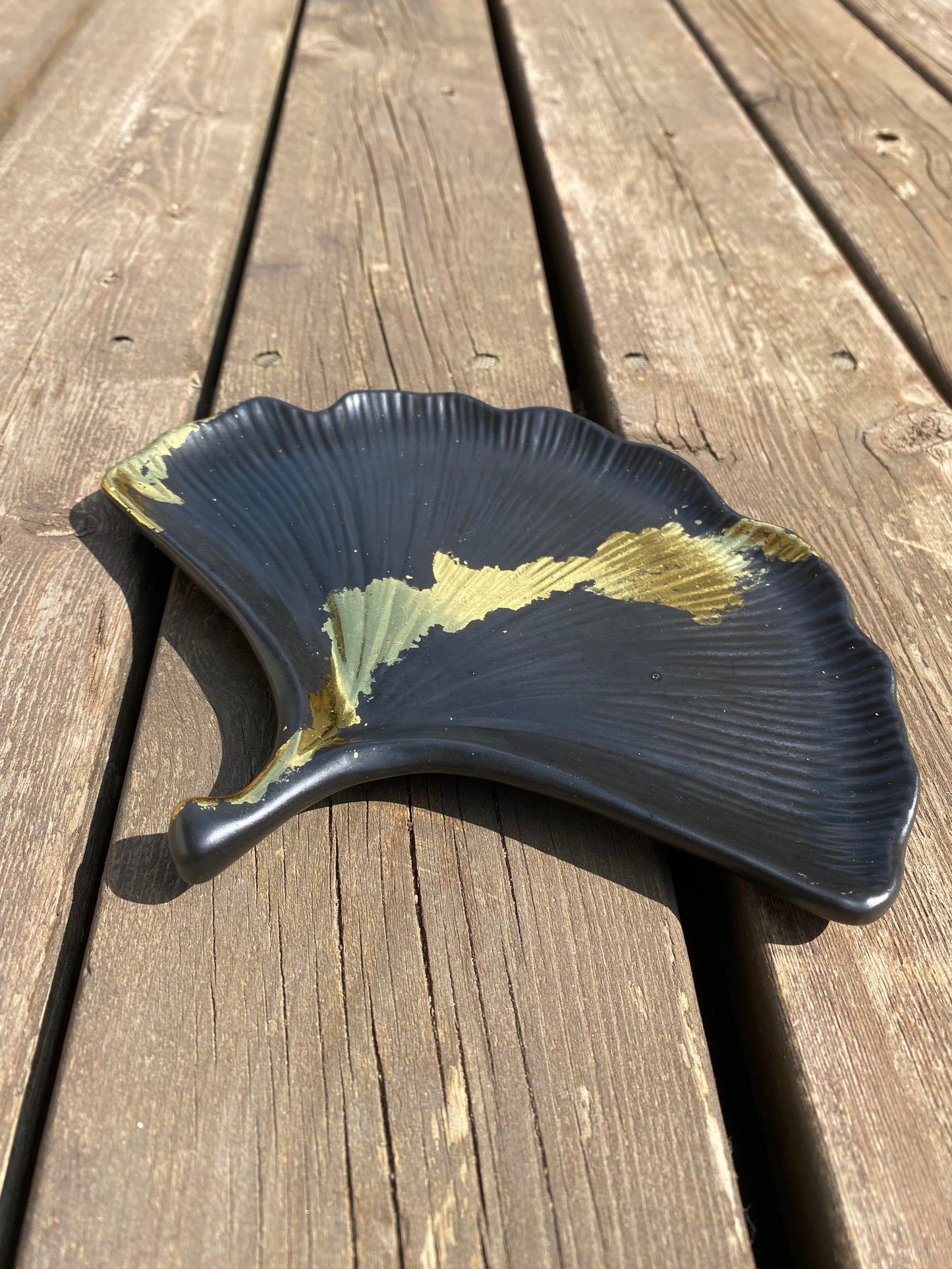 Sort ginkoblad med gull