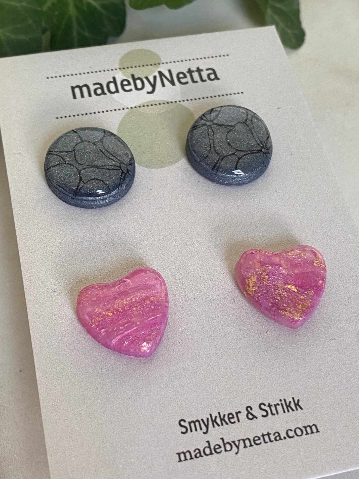 Studs I grått og rosa