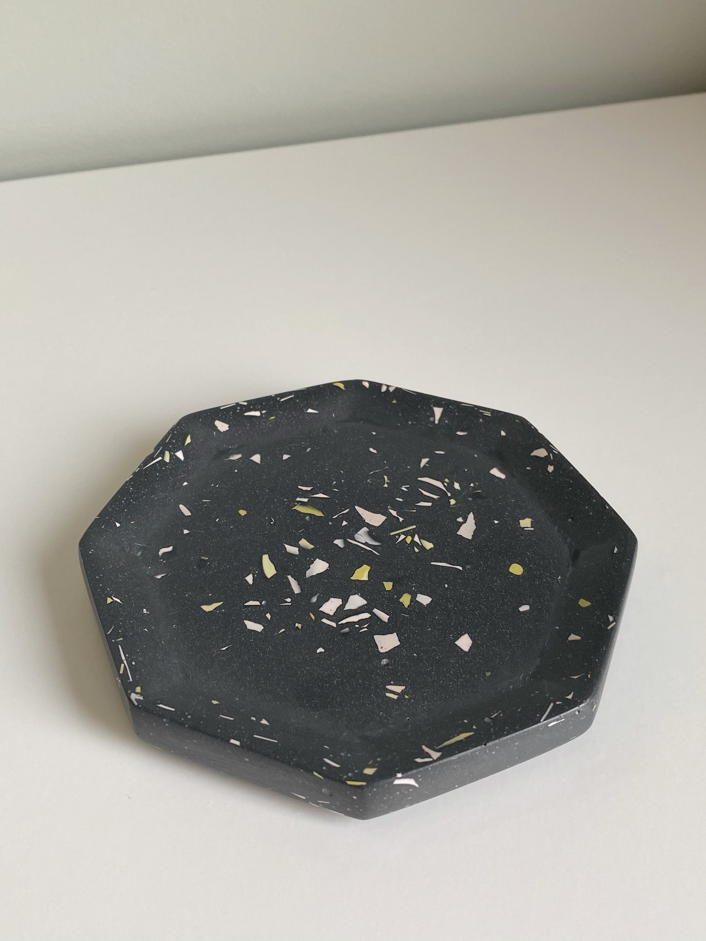 Åttekantet terrazzofat