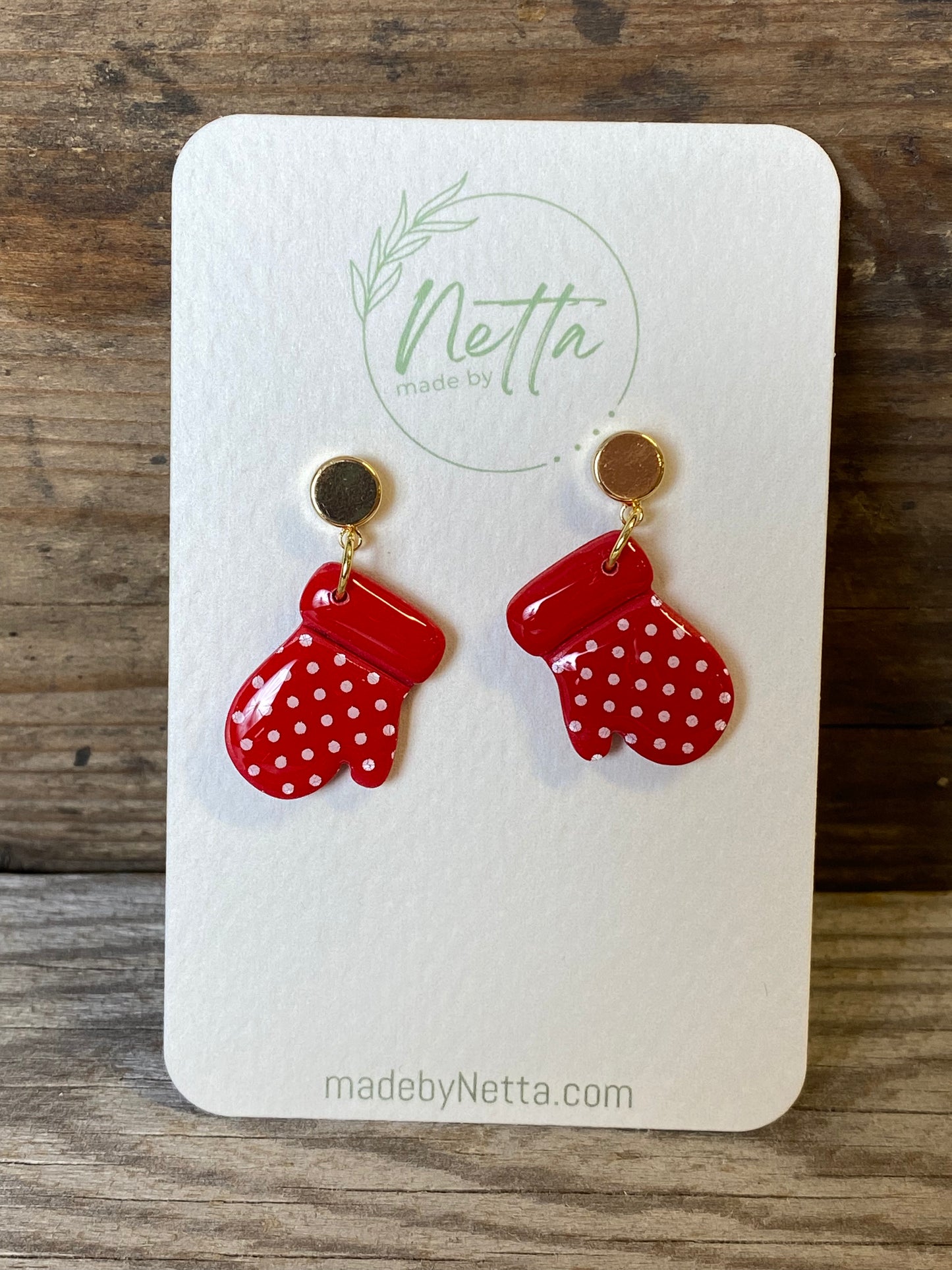 Røde votter med hvite prikker