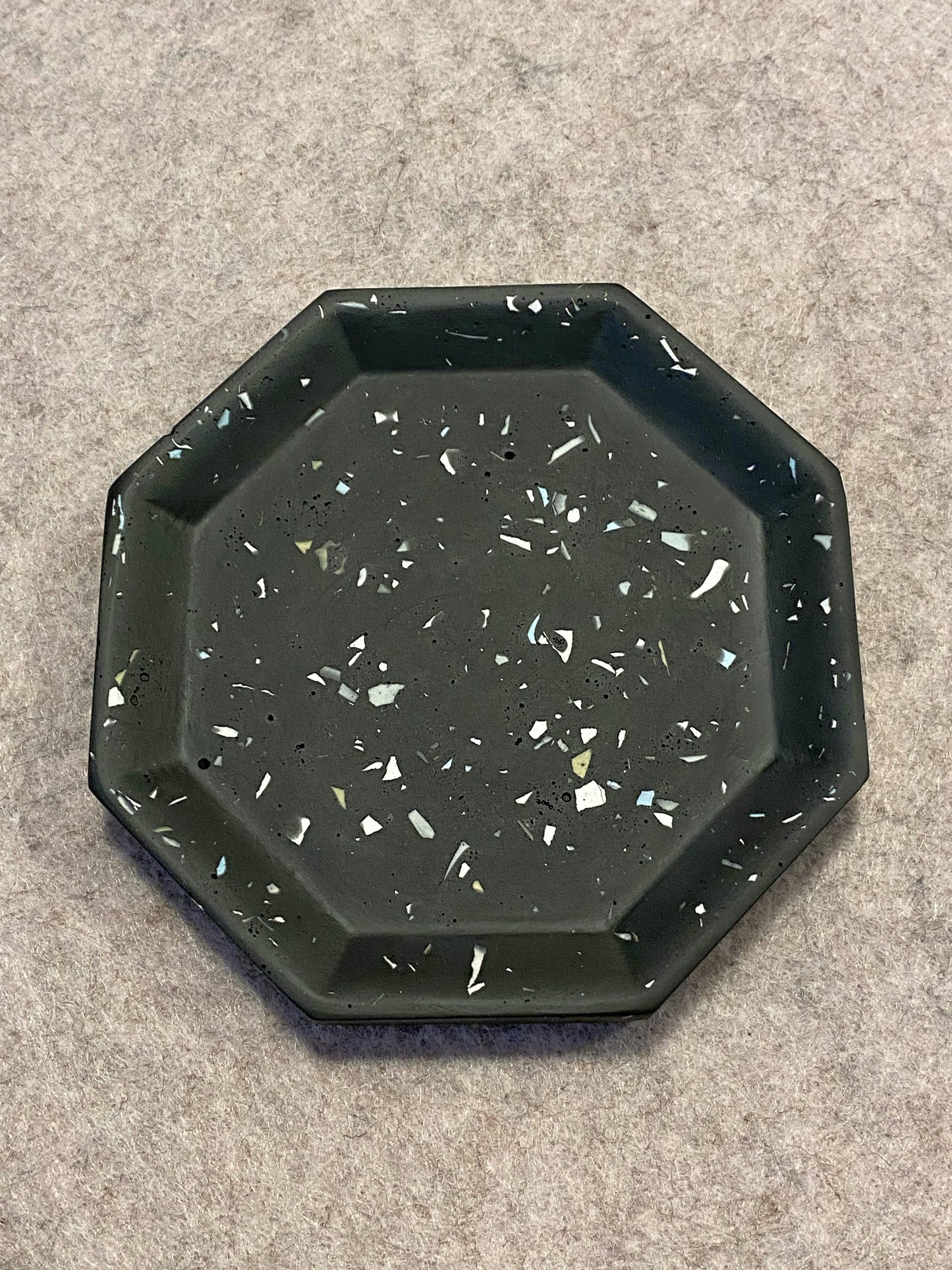 Åttekantet sort terrazzo