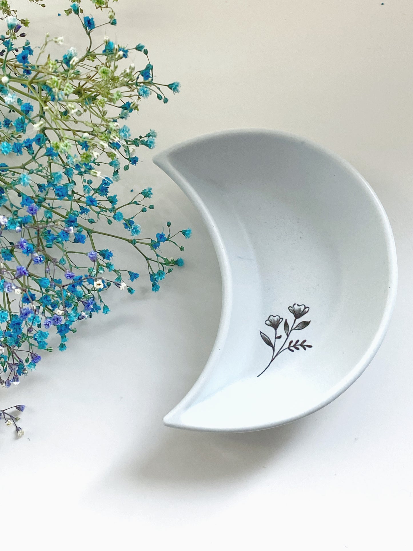 Lys blå måneskål med blomst