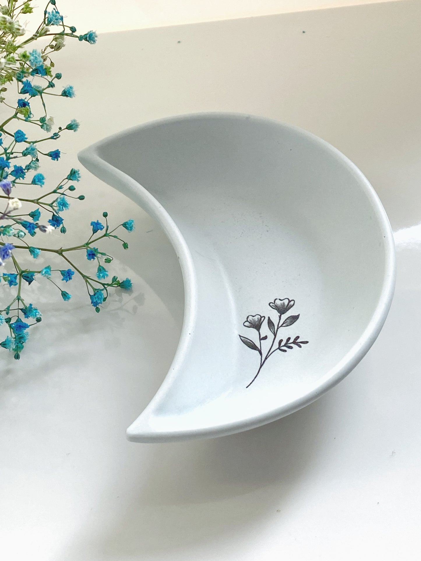 Lys blå måneskål med blomst