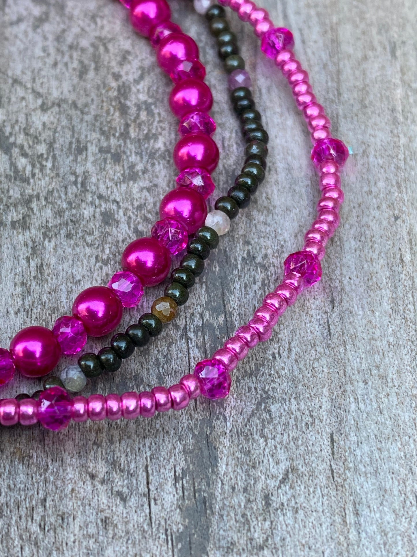 Knall rosa og nesten sort