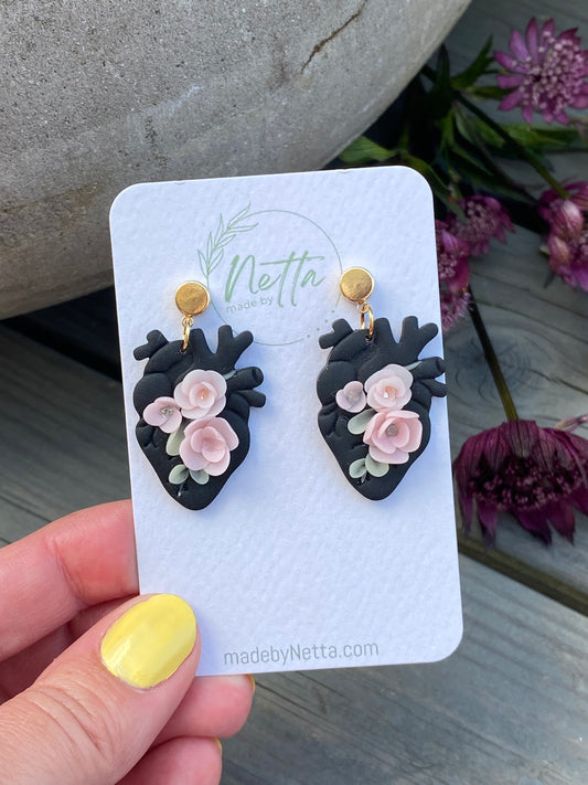 Anatomisk hjerte med blomster