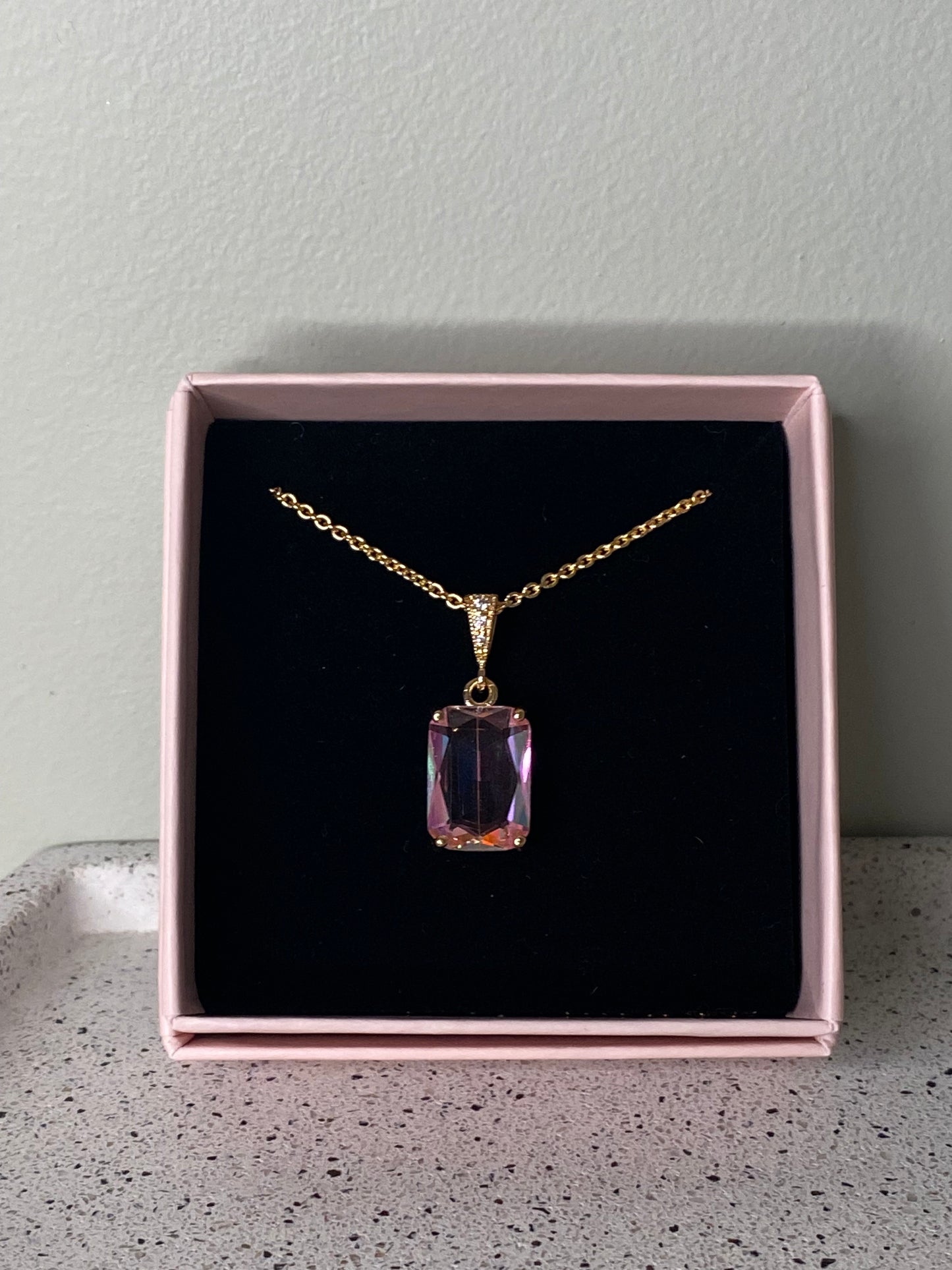 Halssmykke med rosa glasskrystall