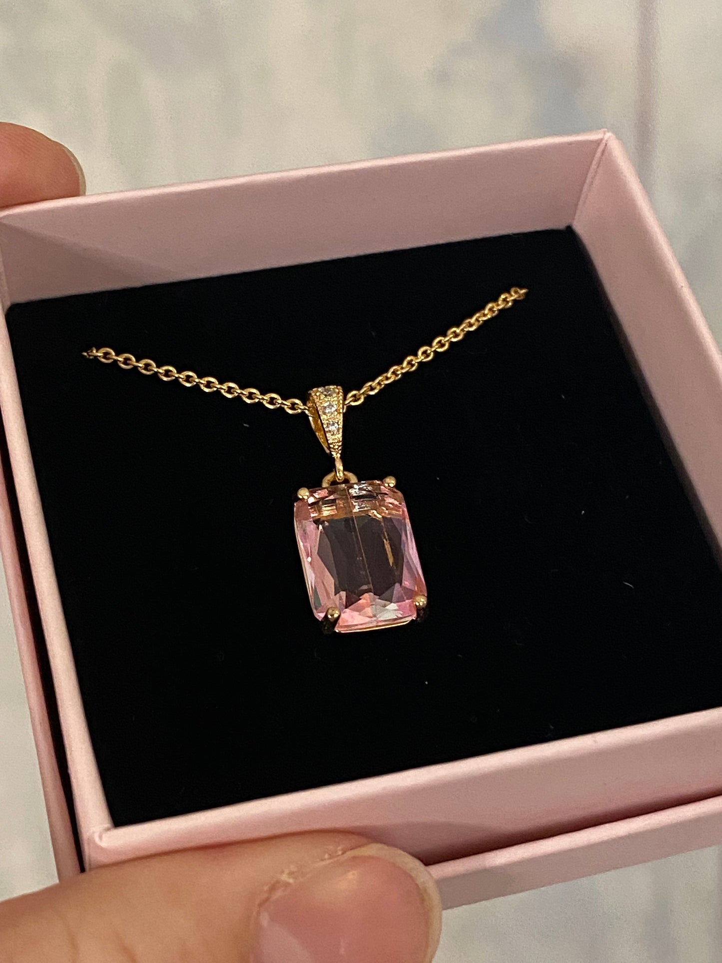 Halssmykke med rosa glasskrystall