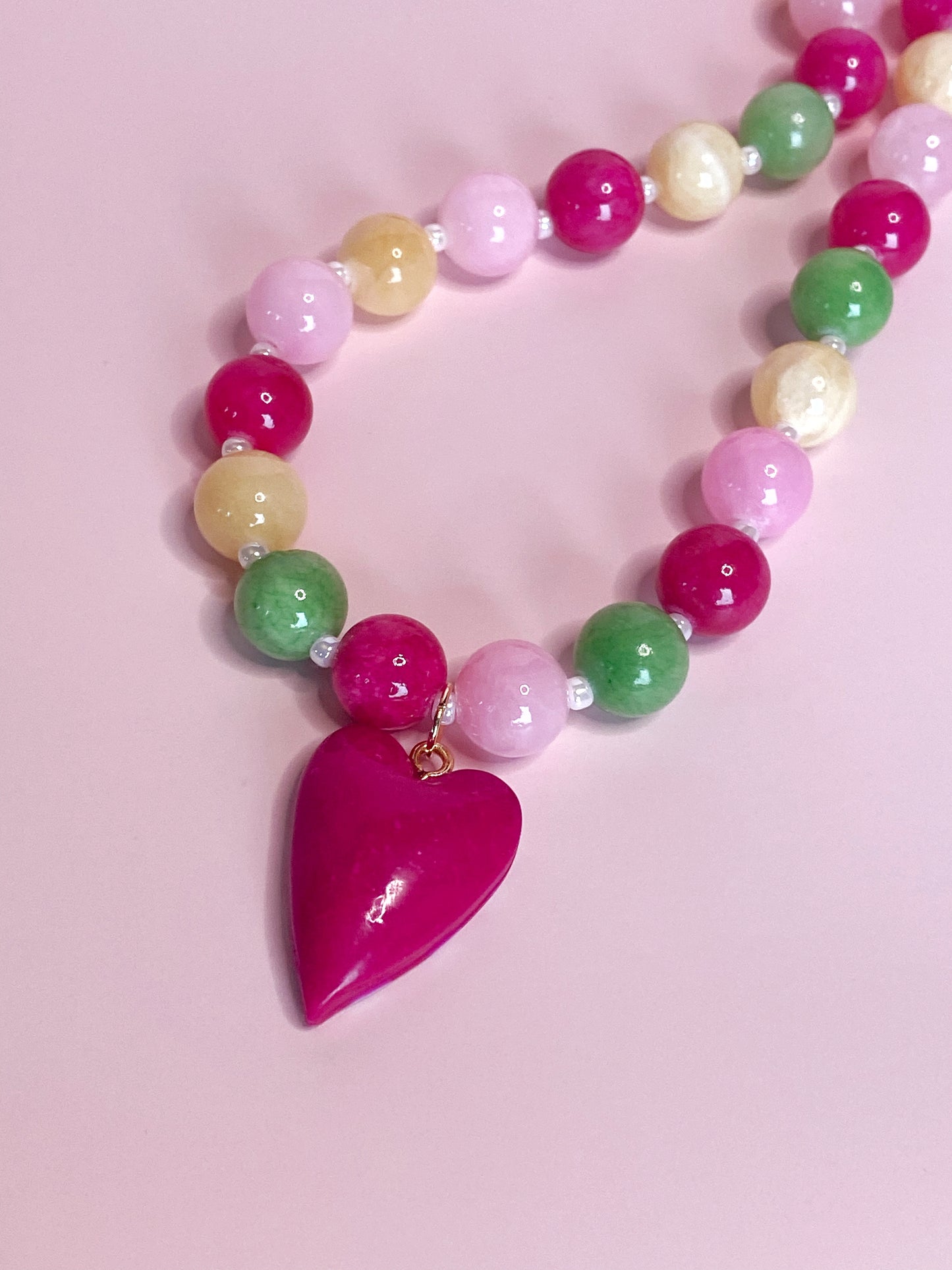 Flerfarget jadekjede med anheng