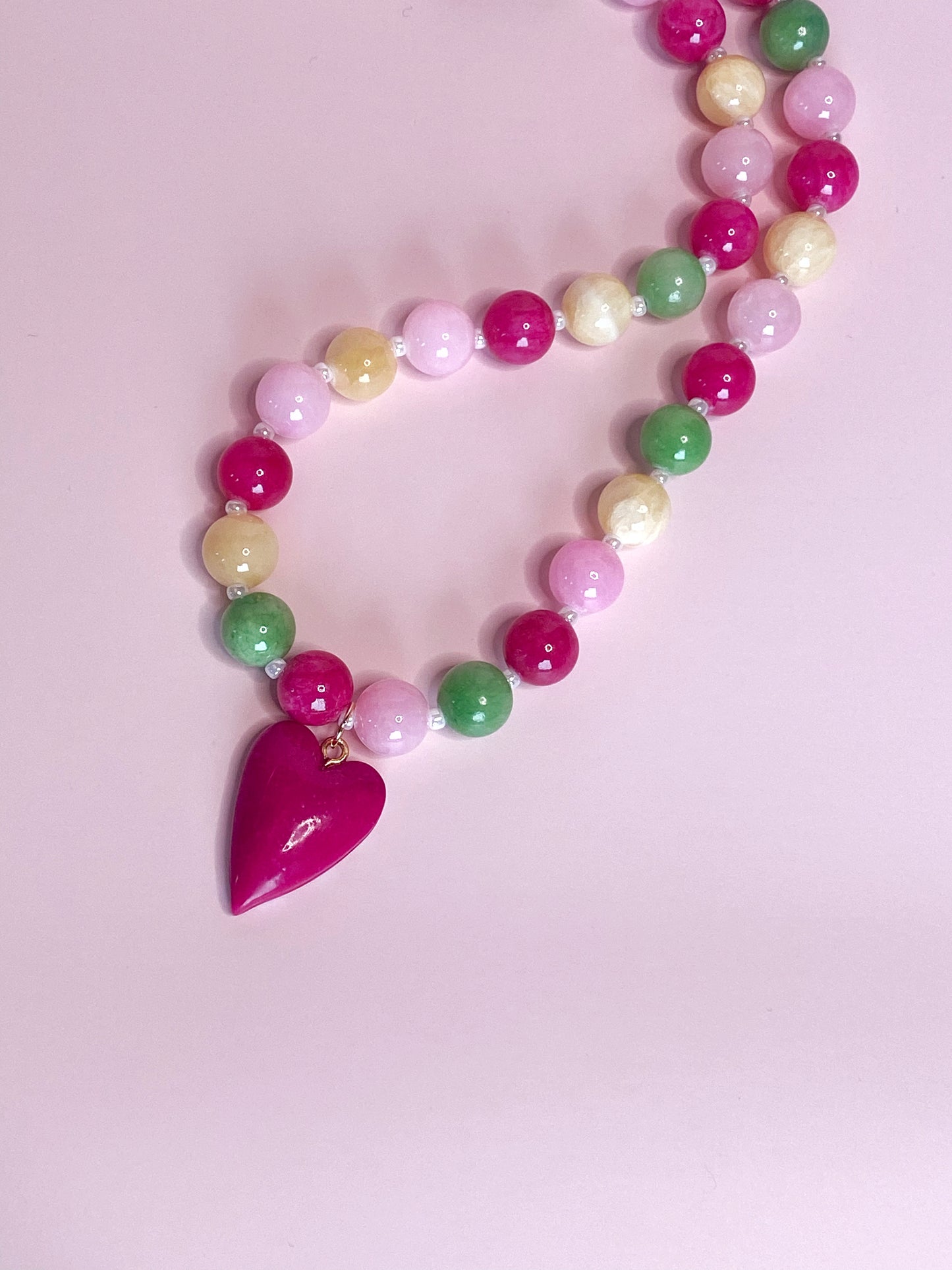 Flerfarget jadekjede med anheng