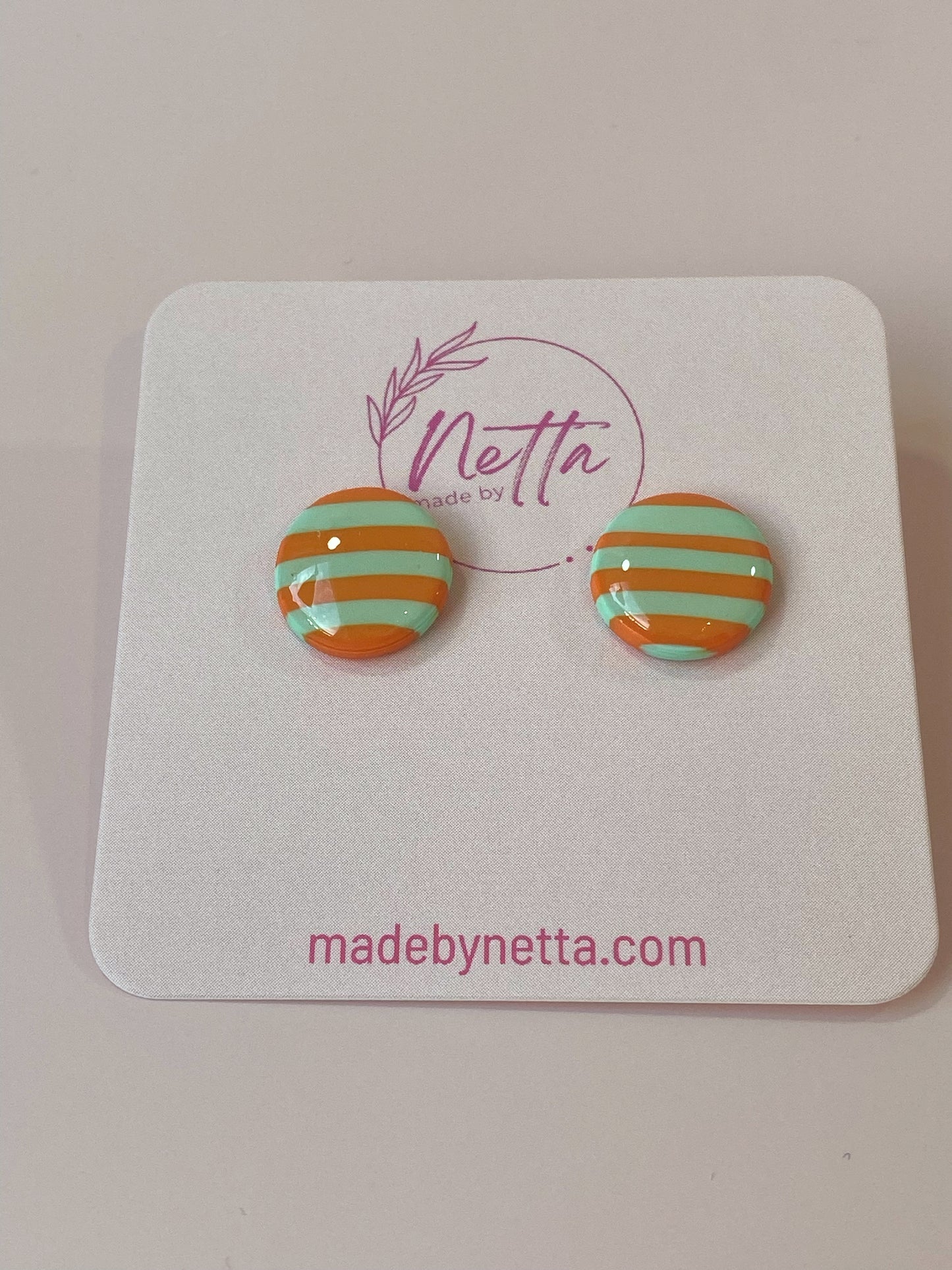 Stripete studs
