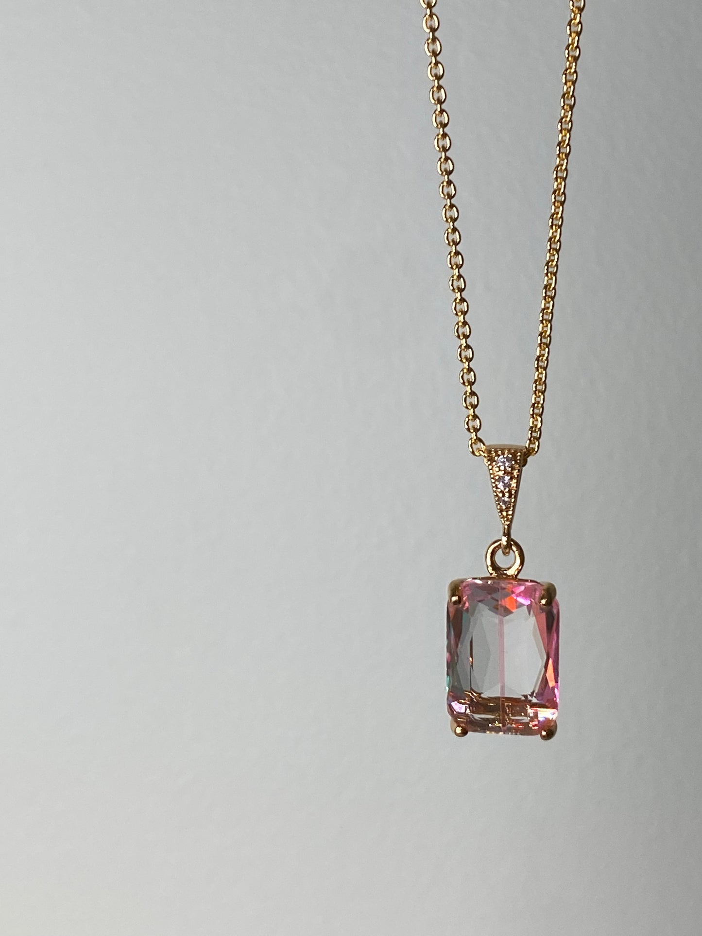 Halssmykke med rosa glasskrystall