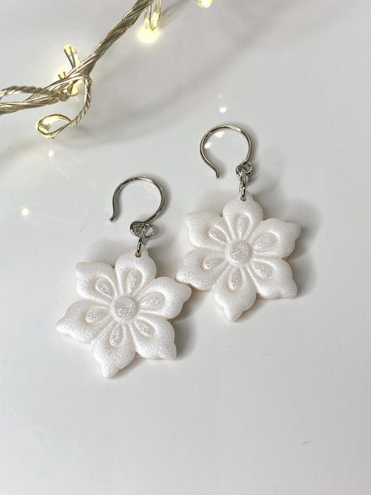 Hvite snøblomster på sølvkrok