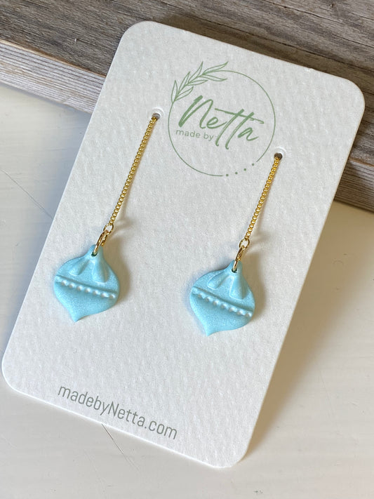 Blå julekuler på tråd