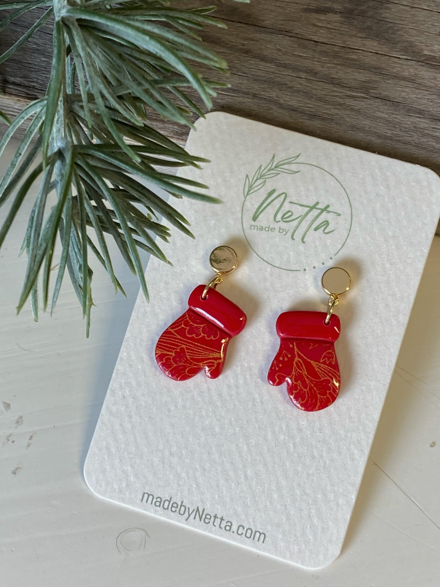 Røde votter med gullmønster