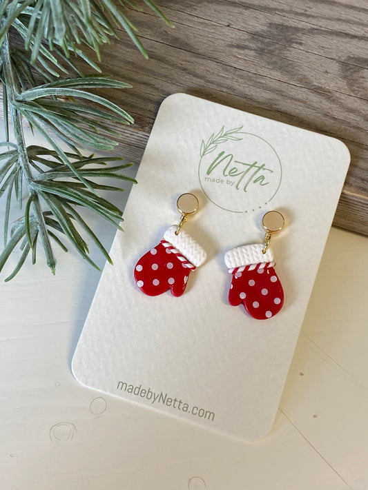 Røde votter med store hvite prikker og hvit mansjett