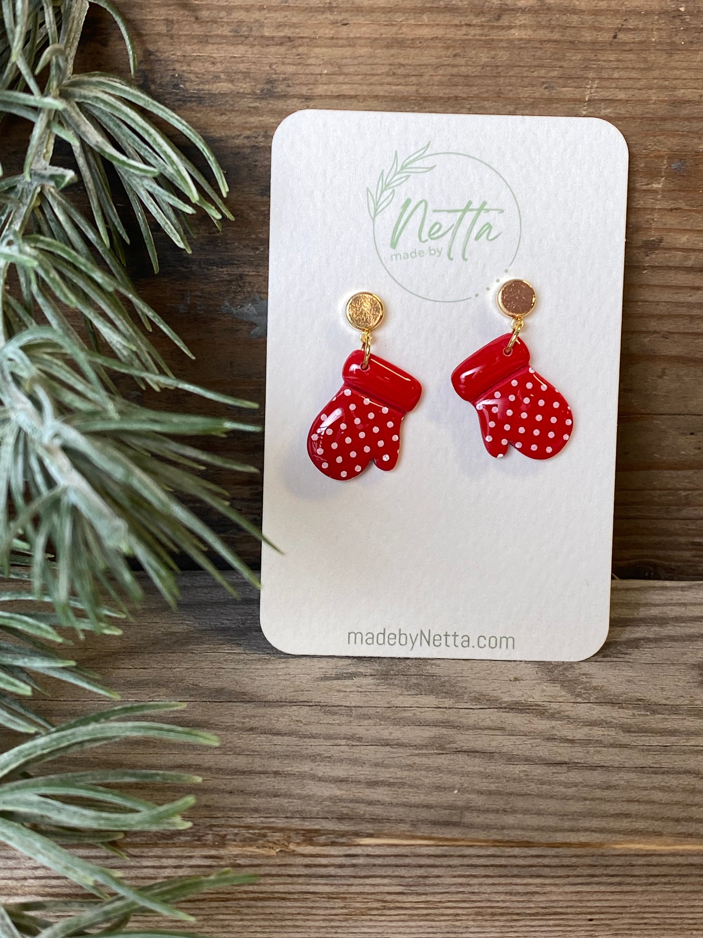 Røde votter med hvite prikker