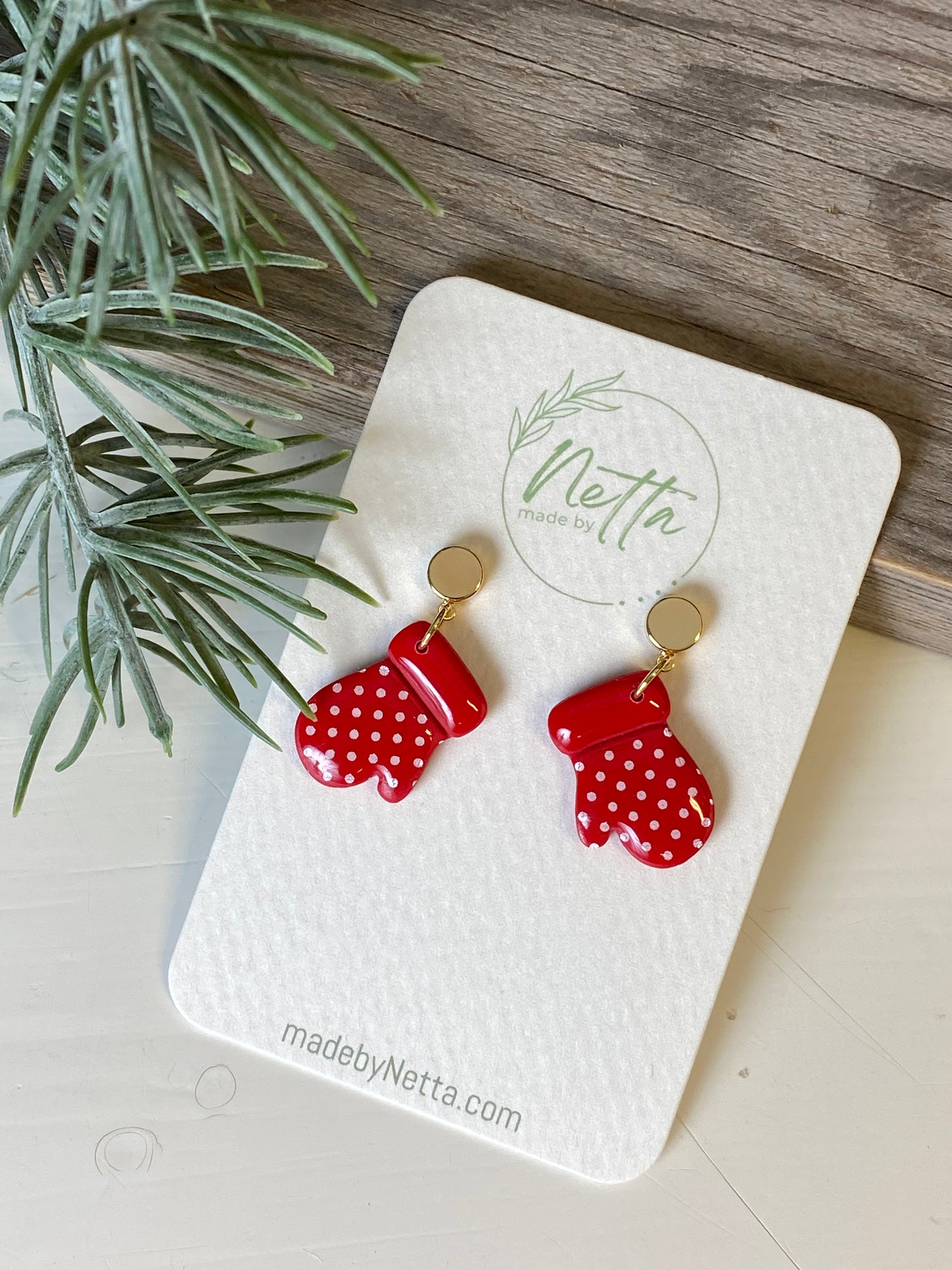 Røde votter med hvite prikker