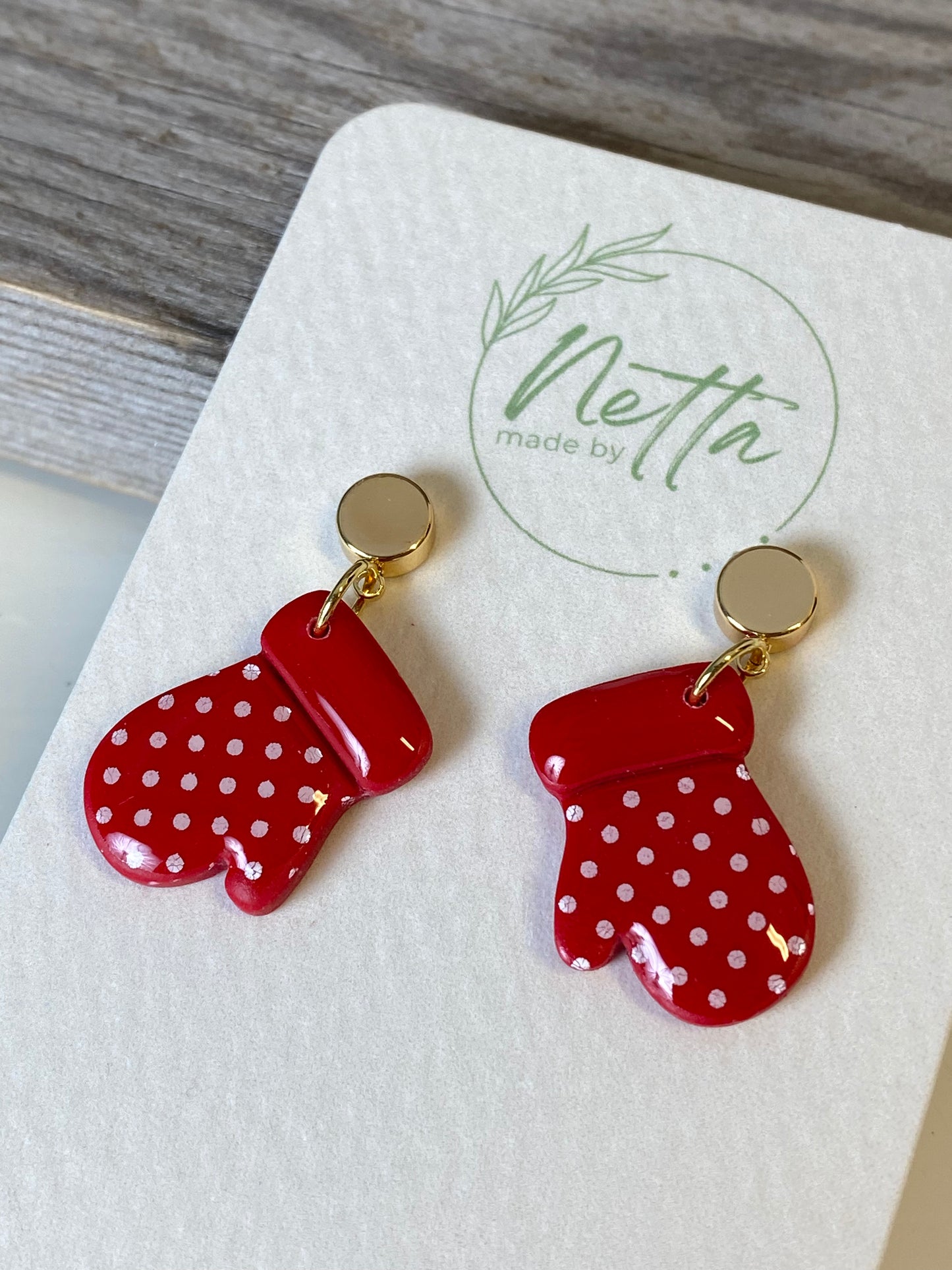 Røde votter med hvite prikker