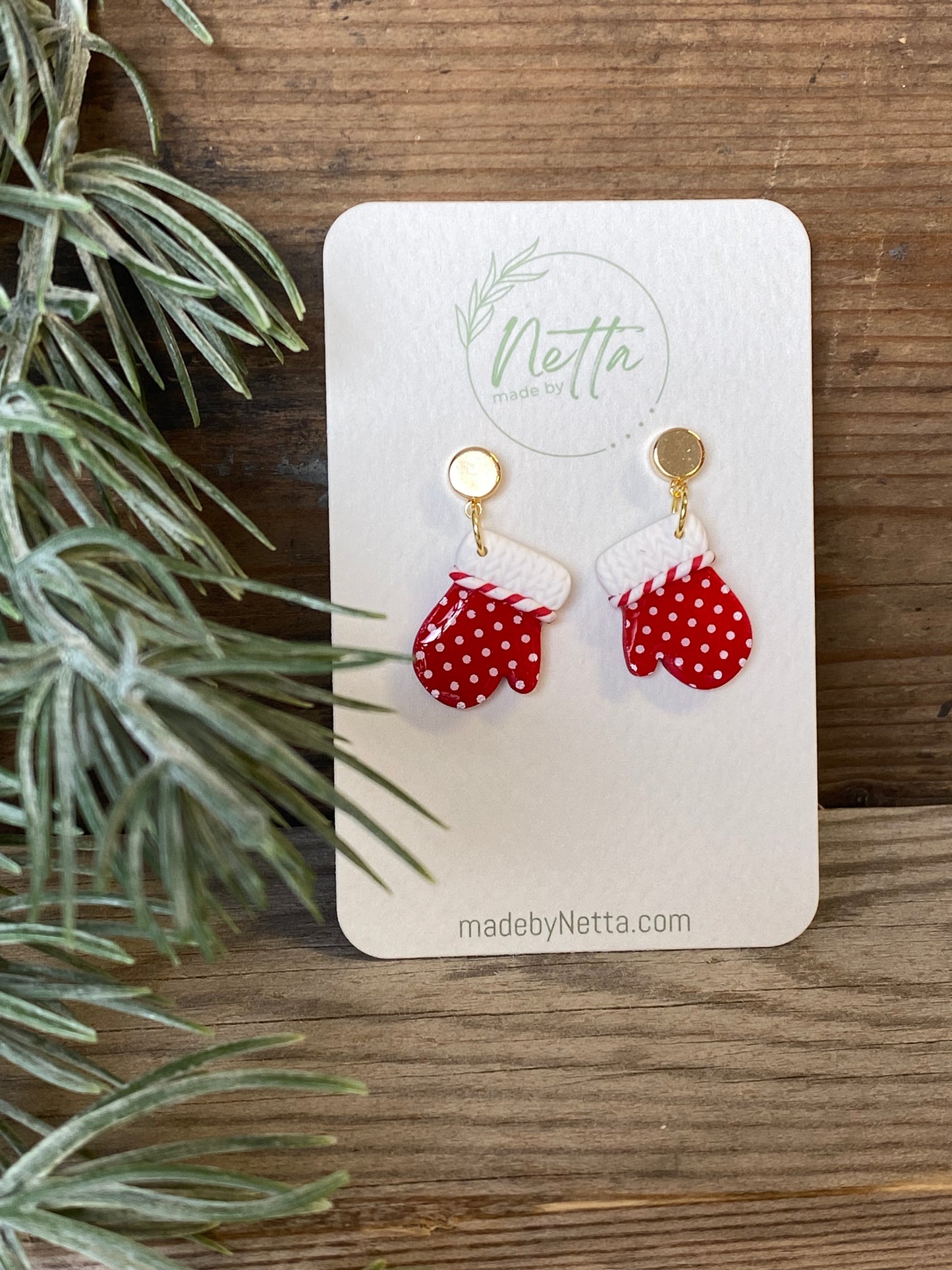 Røde votter med små hvite prikker og hvit mansjett