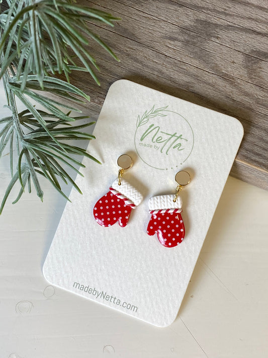 Røde votter med små hvite prikker og hvit mansjett