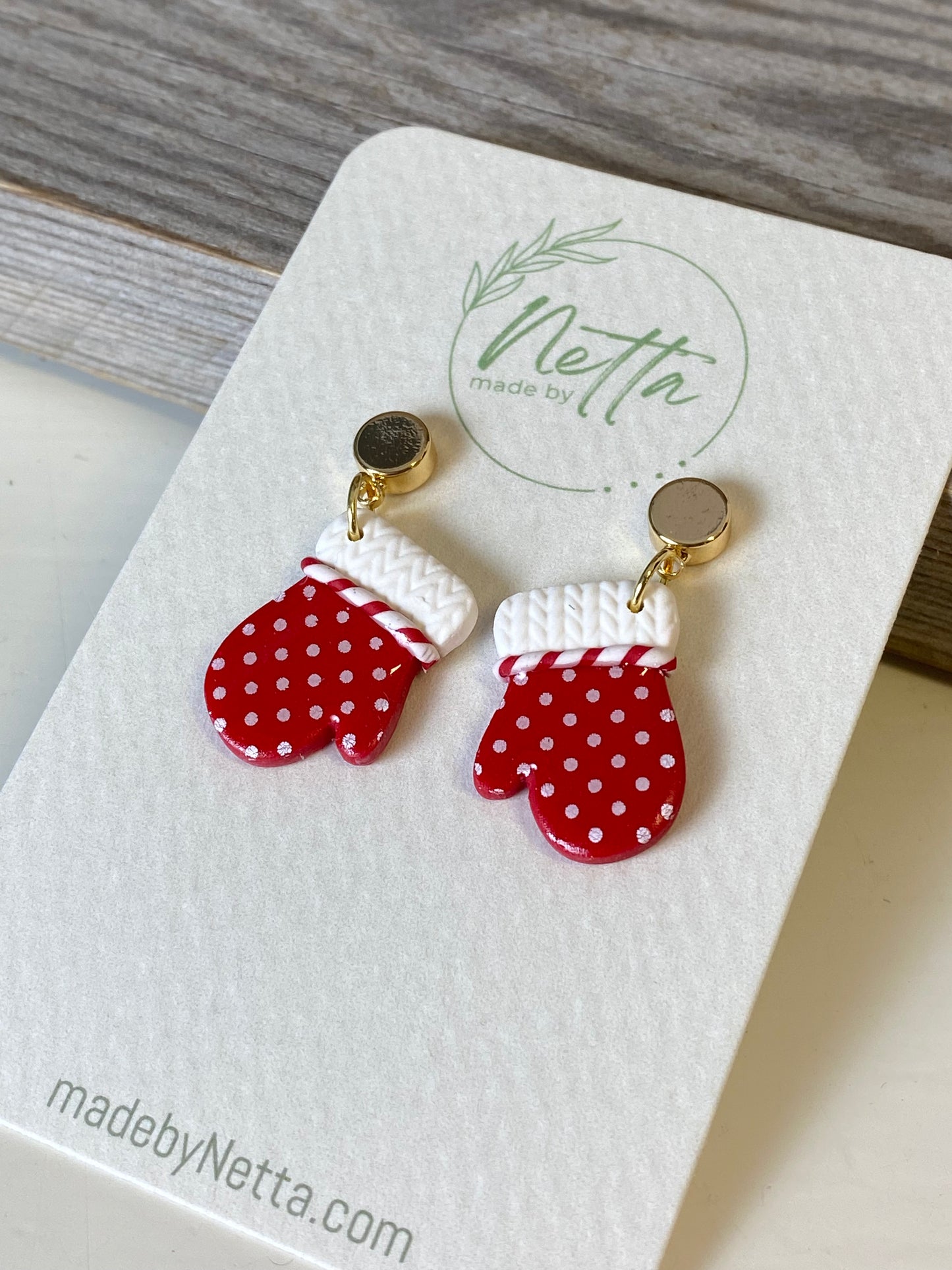 Røde votter med små hvite prikker og hvit mansjett