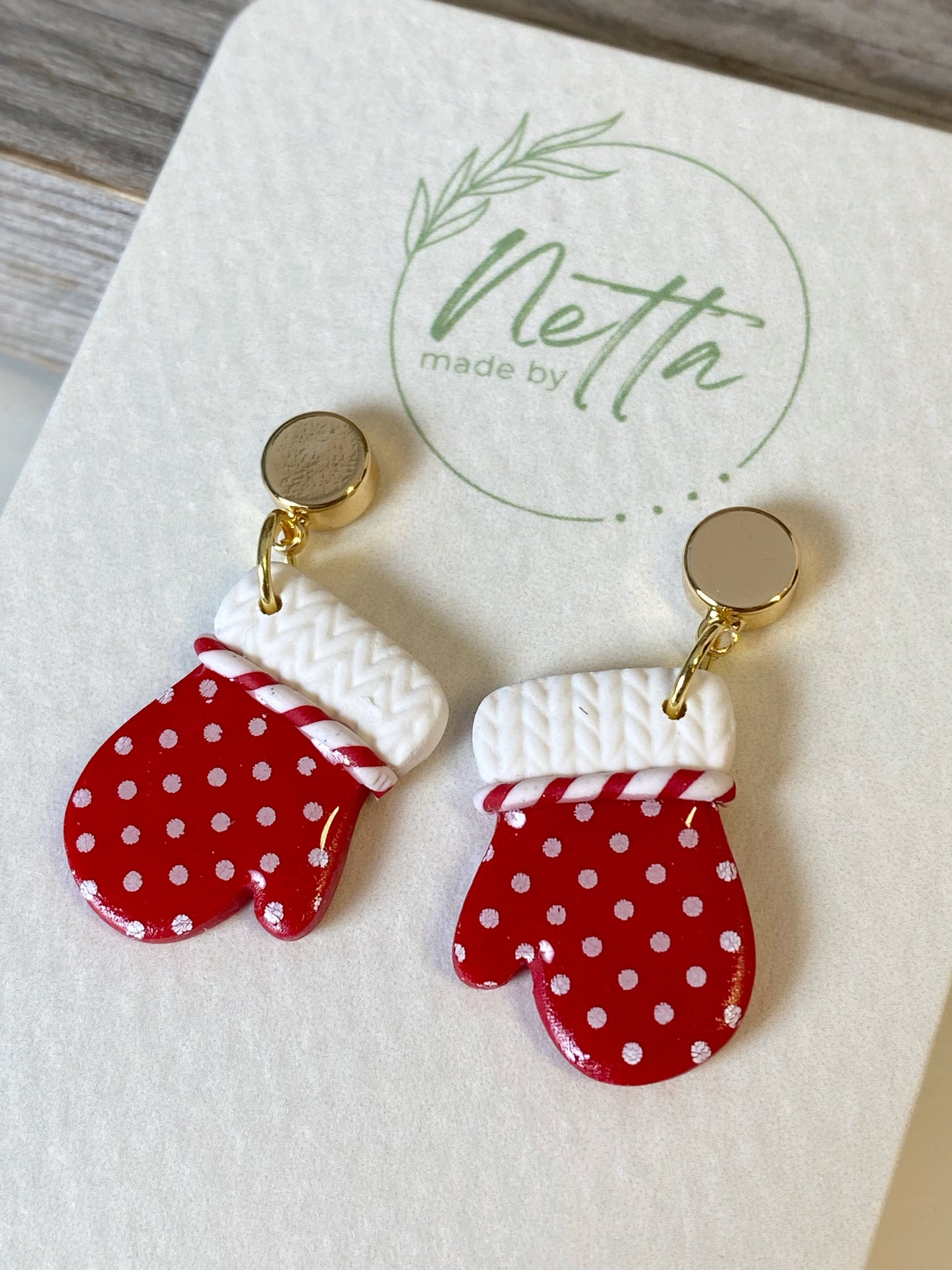 Røde votter med små hvite prikker og hvit mansjett