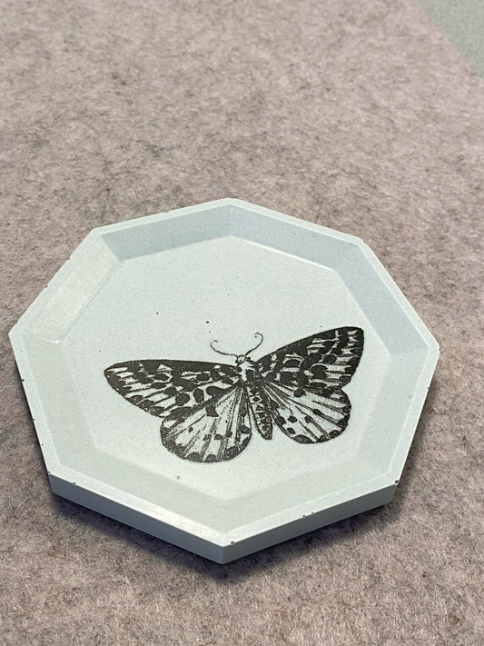 Åttekantet fat med sommerfugl